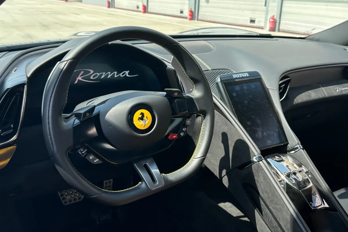 Innenraum vom Ferrari Roma bei Wien