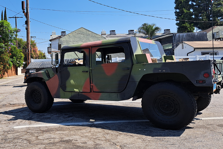 Seitenansicht Humvee H1 in Linz