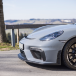 Font seitlich Porsche Cayman GT4 am Bodensee
