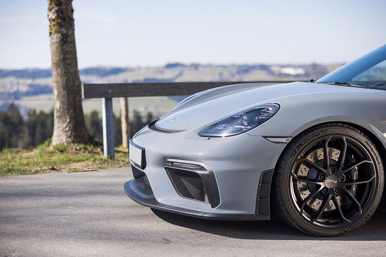 Font seitlich Porsche Cayman GT4 am Bodensee