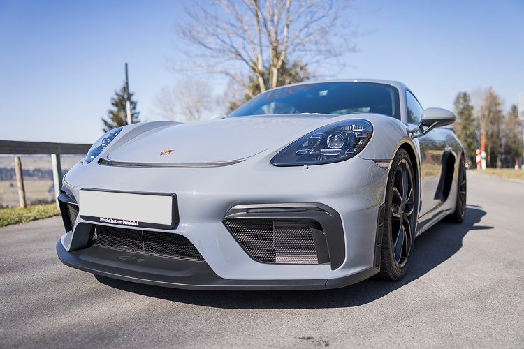 Frontansicht Porsche Cayman GT4 am Bodensee