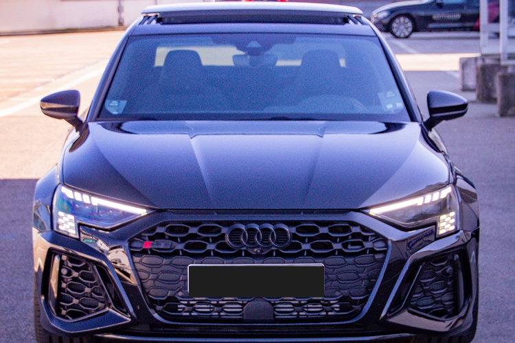 Frontansicht Audi RS3 8Y 2.5 TFSI nördlich von Innsbruck