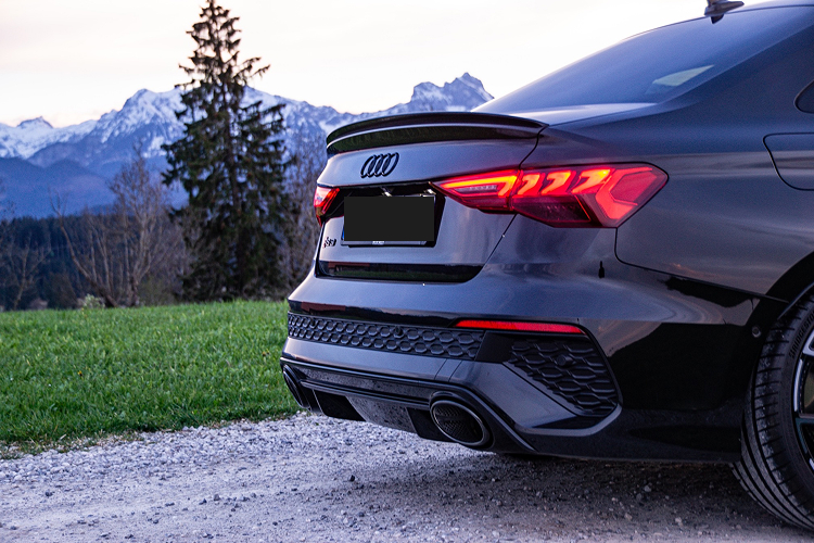 Seitliche Heckansicht Audi RS3 8Y 2.5 TFSI nördlich von Innsbruck