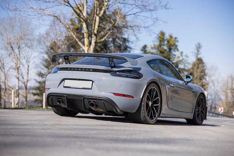 Heckansicht Porsche Cayman GT4 am Bodensee