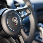 Lenkrad Porsche Cayman GT4 am Bodensee