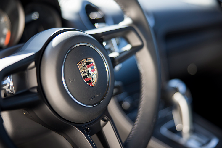 Lenkrad Porsche Cayman GT4 am Bodensee