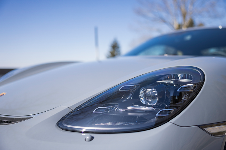 Scheinwerfer Porsche Cayman GT4 am Bodensee