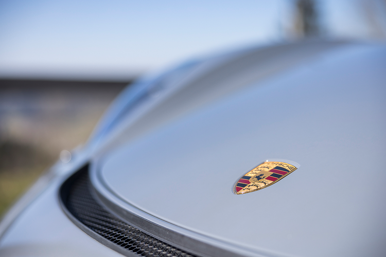 Logo Front Porsche Cayman GT4 am Bodensee
