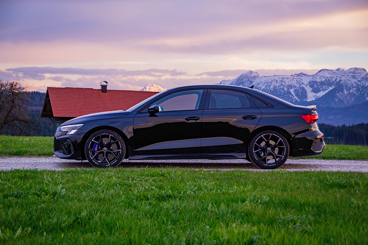 Seitenansicht Audi RS3 8Y 2.5 TFSI nördlich von Innsbruck