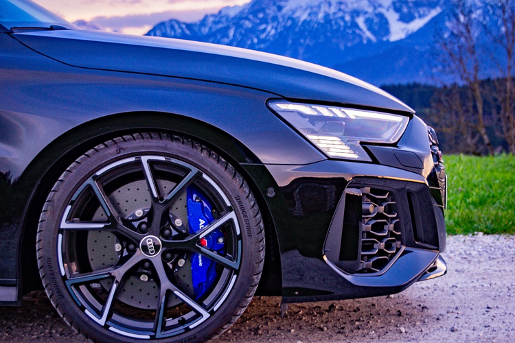 Seitliche Frontansich Audi RS3 8Y 2.5 TFSI nördlich von Innsbruck