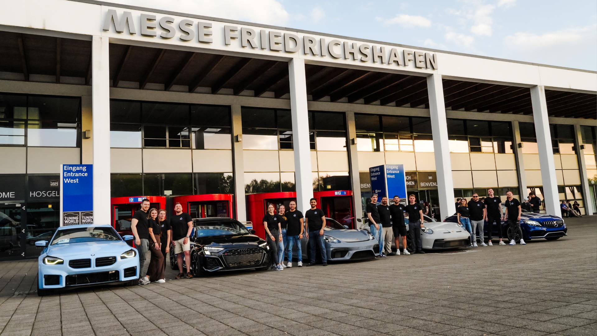 DRIVAR-Team mit Fahrzeugen auf der Messe Friederichshafen