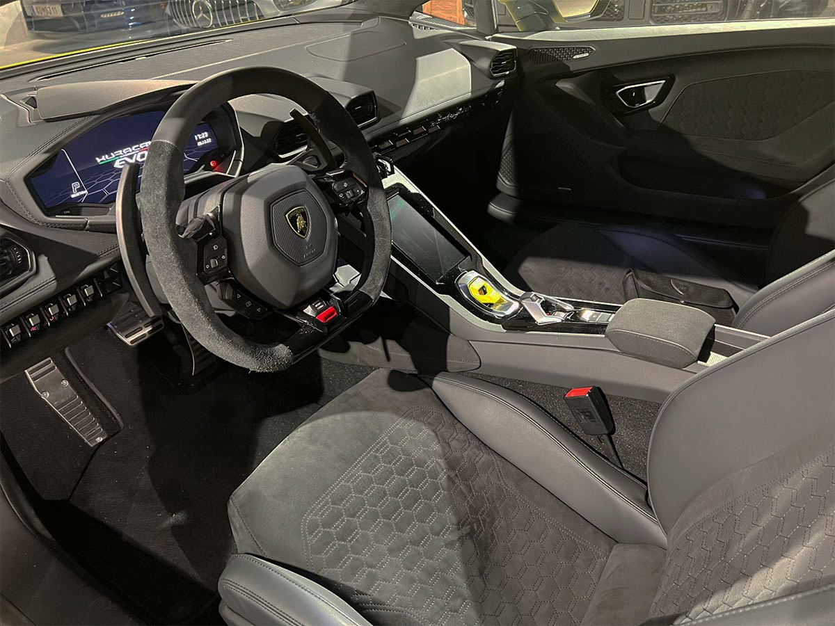 Interior LAMBORGHINI HURACAN EVO FLUO CAPSULE in Imst