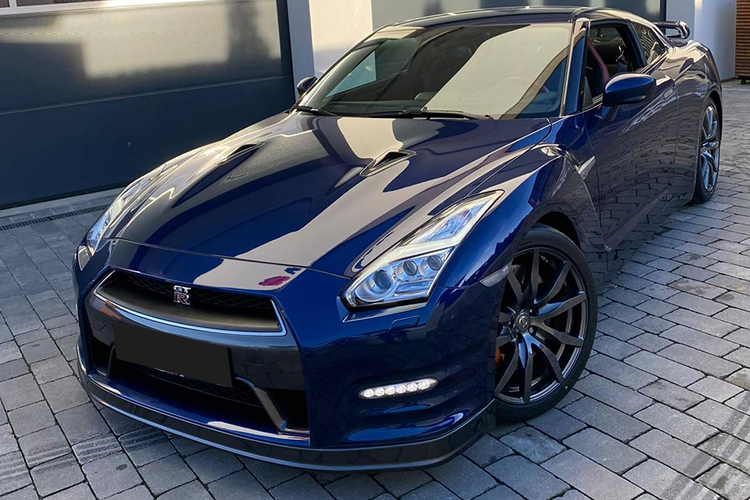 Ansicht links Nissan GTR in Imst
