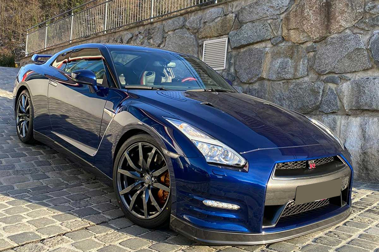 Ansicht rechts Nissan GTR in Imst