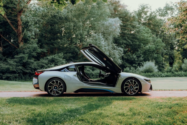 Seitenansicht vom BMW i8 in Graz
