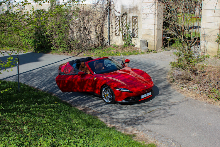 Draufsicht vom Ferrari Roma Spider in Graz