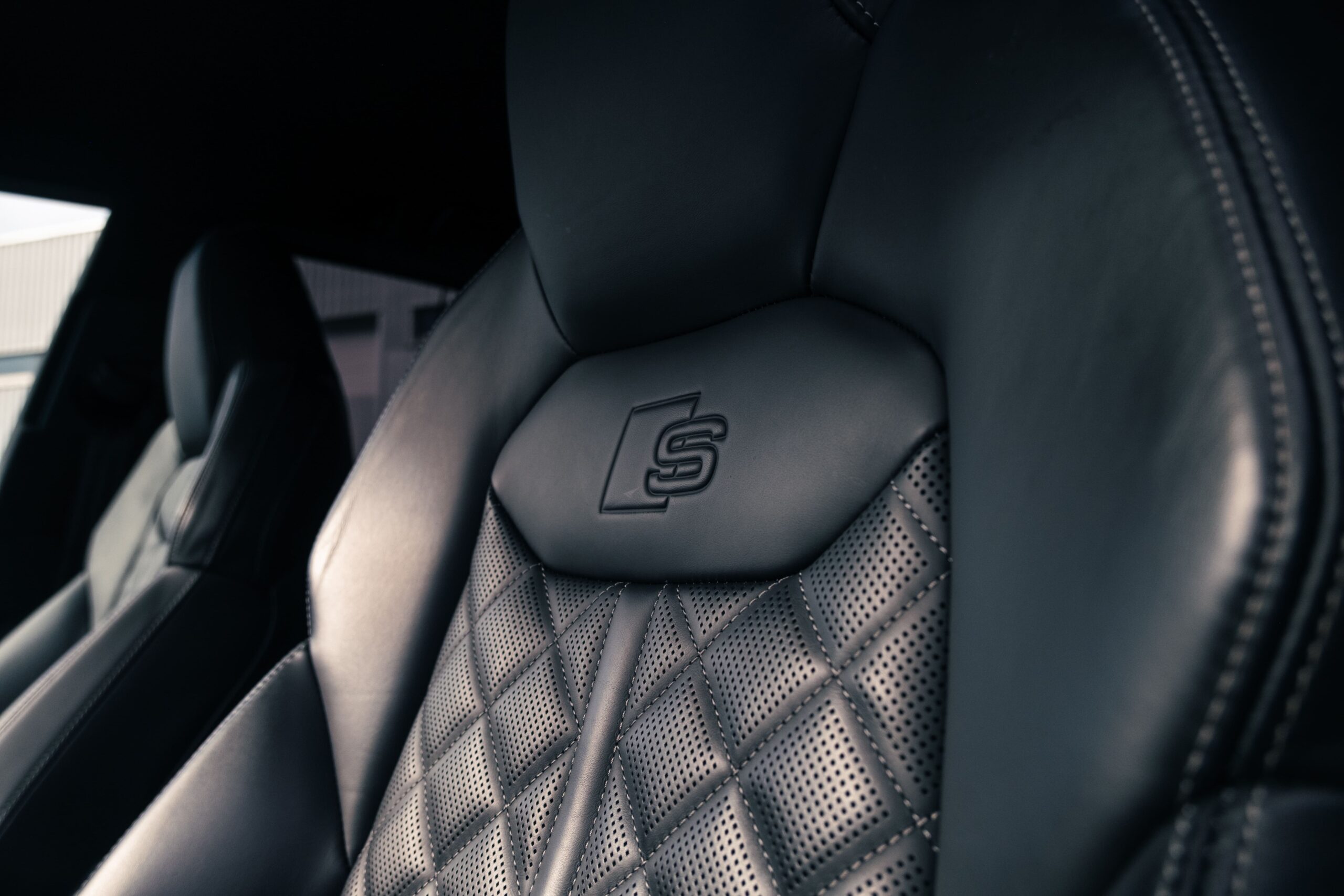 Audi SQ8 in Wien mieten interieur