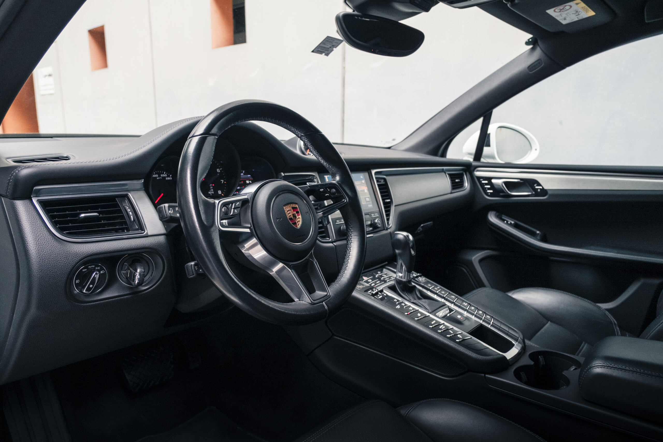 Porsche Macan GTS in Vienna mieten Interieur
