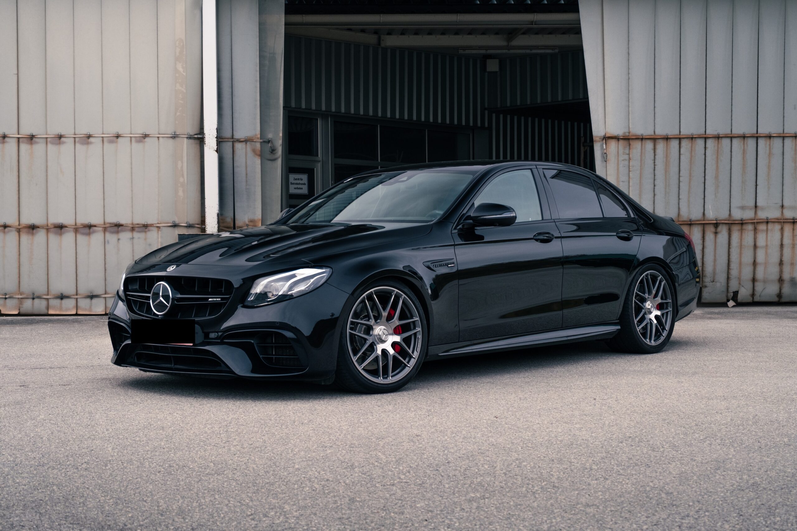 Mercedes-AMG E63 S in Wien mieten Vorne