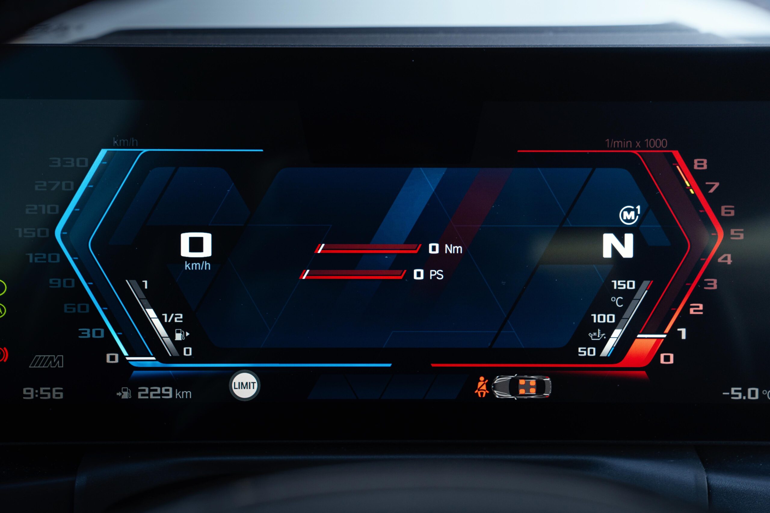 BMW M2 G87 mieten in Wien cockpit