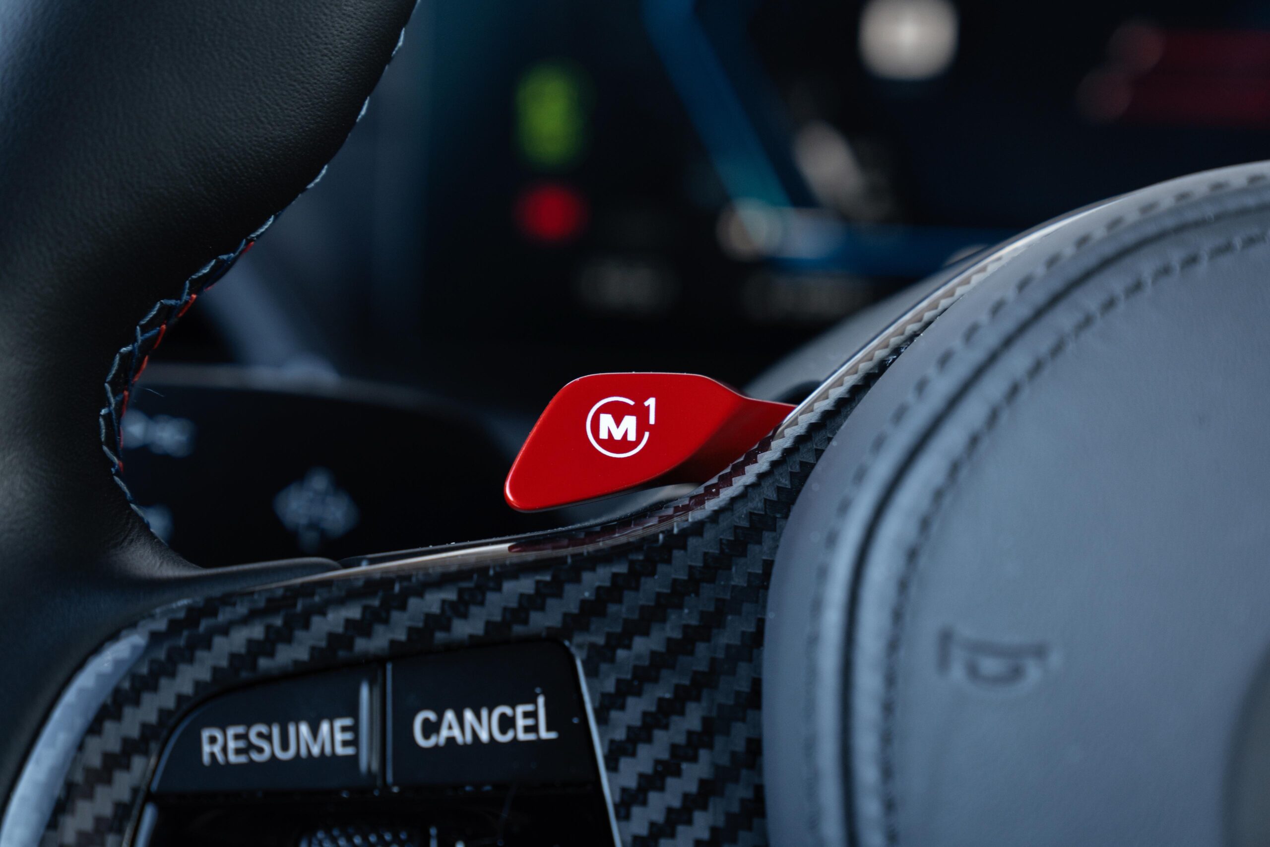 BMW M2 G87 mieten in Wien cockpit