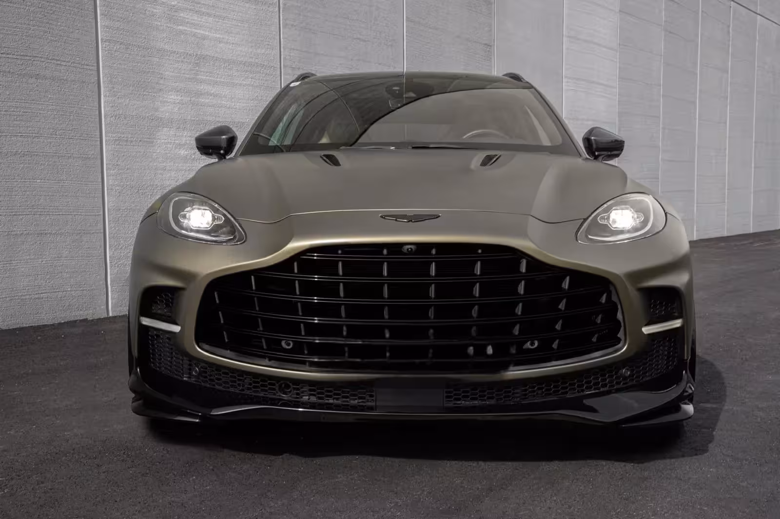 aston-martin-dbx-707-front.