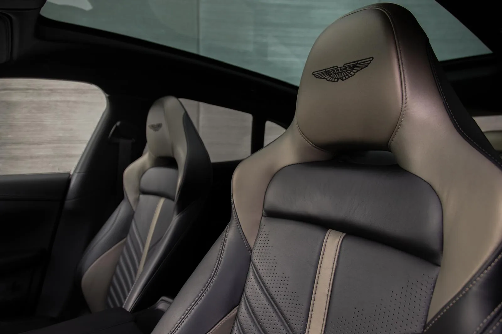 aston-martin-dbx-707-interior-seats