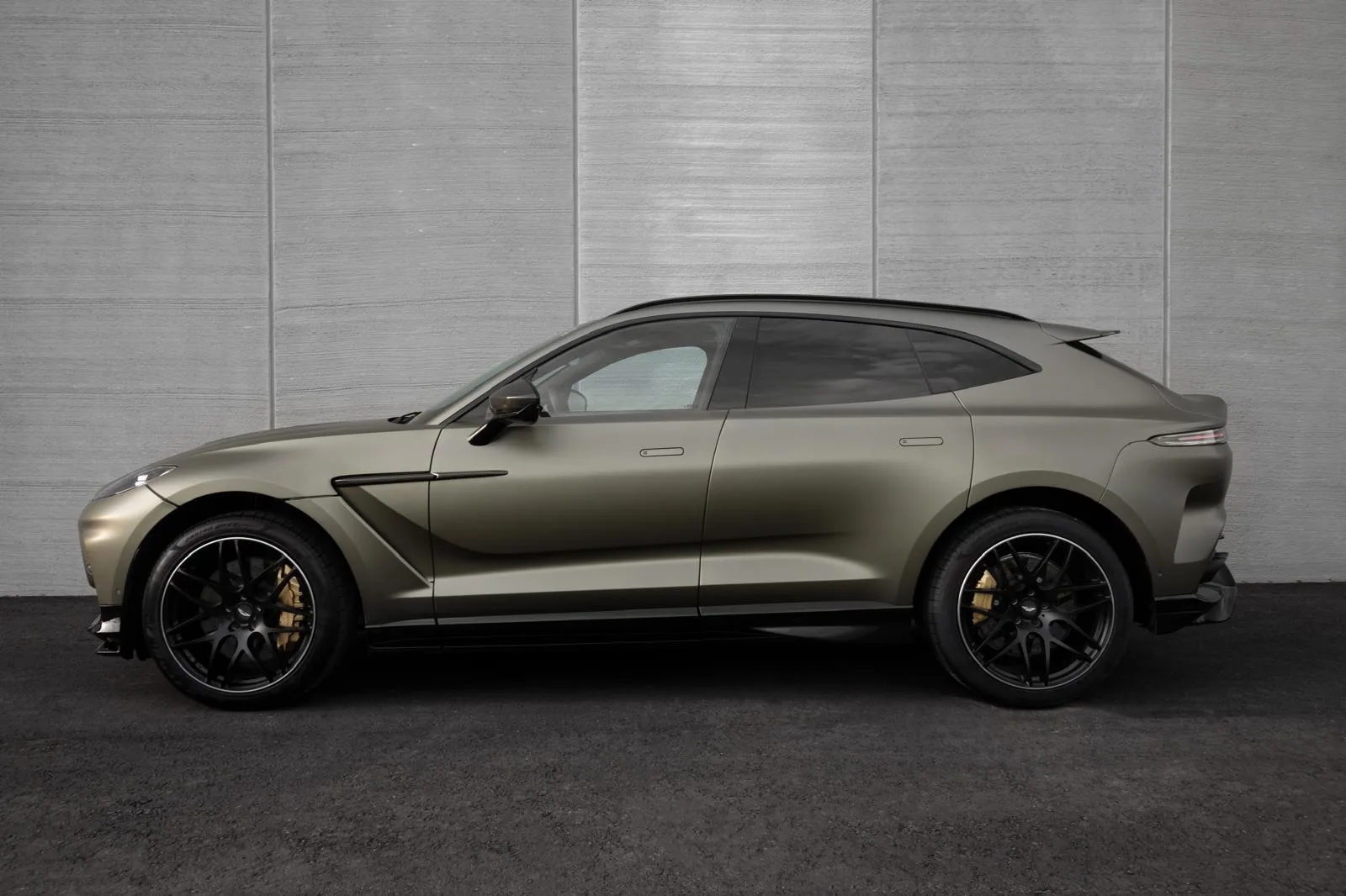 aston-martin-dbx-707-side.