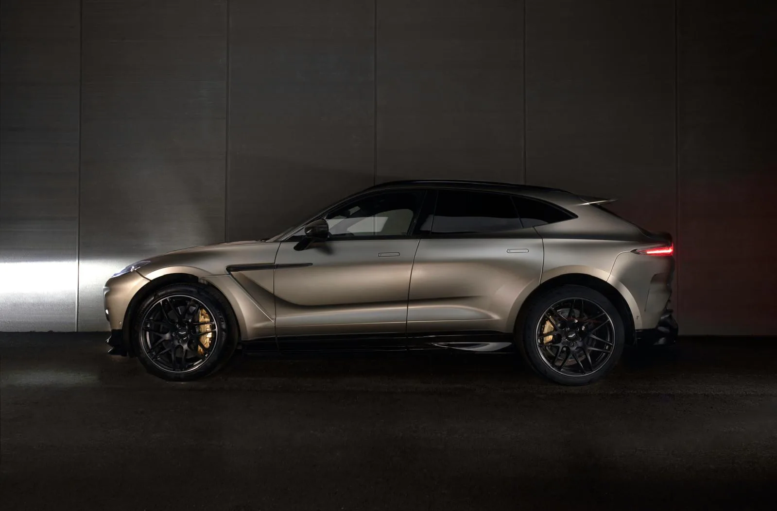 aston-martin-dbx-707-side-dark